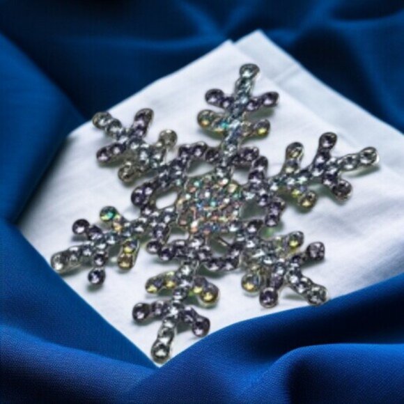 Retired KIRKS FOLLY Snowflake Brooch – A Sparkling Winter Wonderland! - Picture 2 of 7